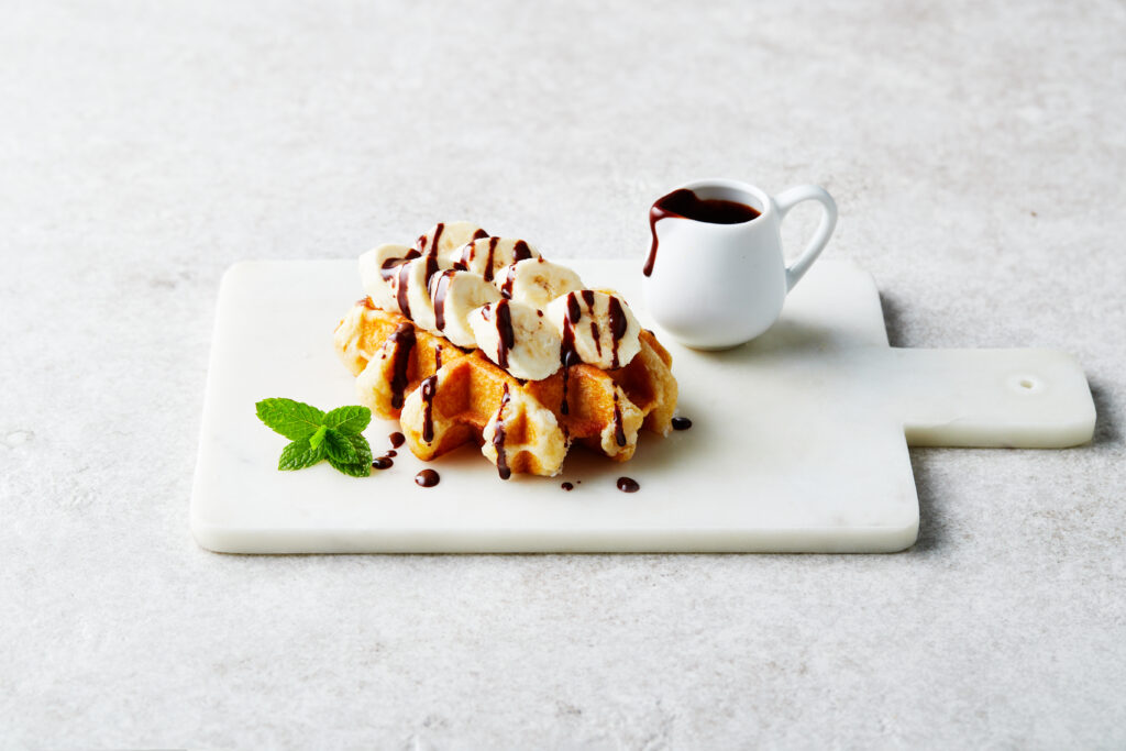 https://breakfastweekend.com.br/wp-content/uploads/2023/03/belgian_waffle_banana-1-1024x683.jpg