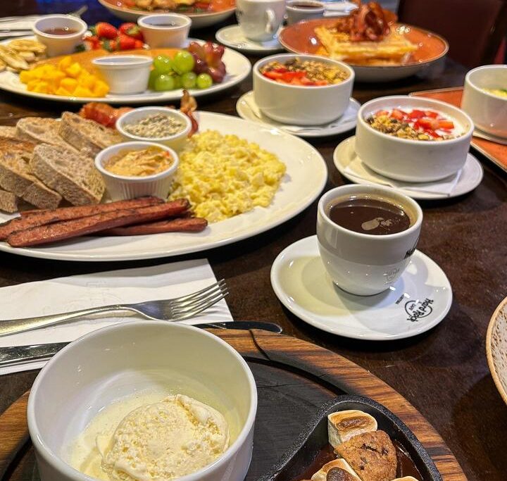 https://breakfastweekend.com.br/wp-content/uploads/2024/09/hard-rock-cafe1-720x683.jpeg
