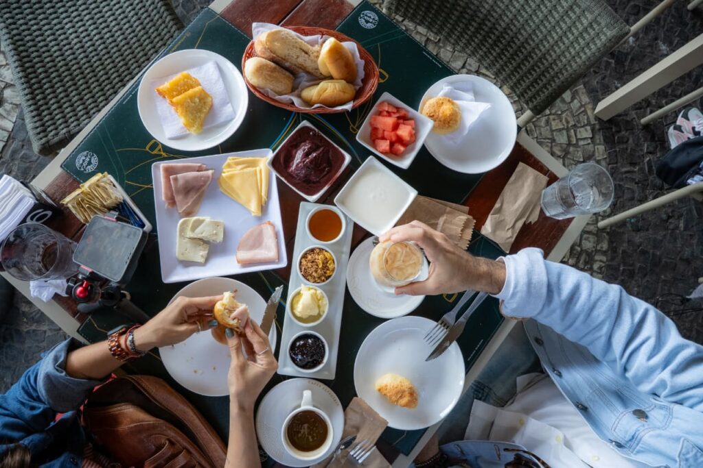 https://breakfastweekend.com.br/wp-content/uploads/2025/09/Embaixada-Carioca-1-1024x683.jpeg