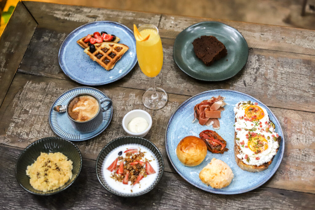 https://breakfastweekend.com.br/wp-content/uploads/2025/10/Jacaranda-1024x683.jpg